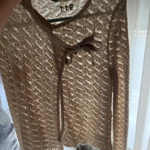 Odd Molly kofta  - Odd Molly kofta som man knyter i omlott. Beige superfin färg. I ull & alpacka. Använd fåtal gånger 