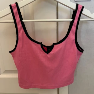 Rosa topp - Säljer en söt rosa topp. Knappt använd💕