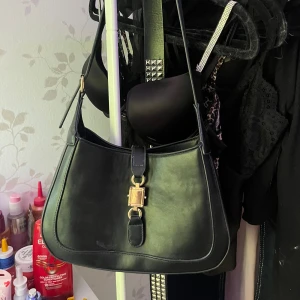 Svart väska - 💕axelväska hittat på secondhand