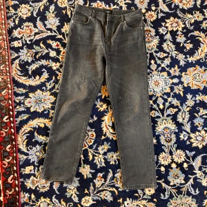 Vera Moda jeans - Fina gråa baggy jeans från Vera Moda! 💘 Står storlek 32 men jag skulle säga att dem är mera 36/38. Helt defekt fria! 🥰🫶🏻  Dem är lite förstora på midjan och längden. Jag har vanligtvis storlek 34/36 på jeans och är 1,61 m lång. 