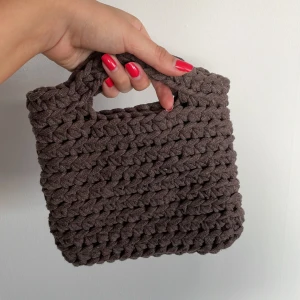 Virkad väska - Brun - Handgjord väska virkad i slittåligt ekologiskt bomullsgarn.  Mått: 19x18 cm