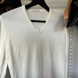 Krämvit tröja - Jättefin och skön tröja från Marks & Spencer utan några defekter💕💕