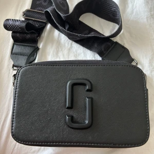 Säljer min marc Jacobs väska köpte den i Turkiet men är inte riktigt min stil jätte fin annars har aldrig använt den☺️ - Den är bra får plats med mycke saker och är inte sönder eller nåt 