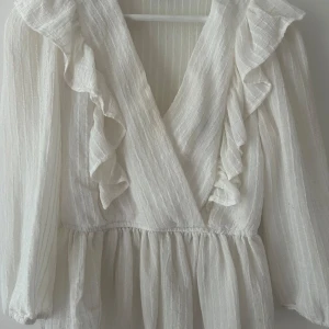 Vit blus - Vit blus ifrån ONLY med super gulliga volanger ✨  Säljer då den inte kommer till användning