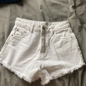 Vita jeansshorts från Perfect Jeans - Säljer ett par snygga vita jeansshorts från Perfect Jeans. De har en hög midja och fransiga kanter som ger en avslappnad look. Perfekta för sommardagar! 🏖️