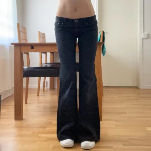 Lågmidjade flared jeans - Snygga svarta Lågmidjade flared jeansen från Salsa Jeans. Älskar dessa, osäker om jag ska behålla 😭 I väldigt bra skick, förutom att några paljetter har lossnat från bakfickorna, inget som syns!💖 Jag är 165 Midjemått 37 Innerbenslängd 80