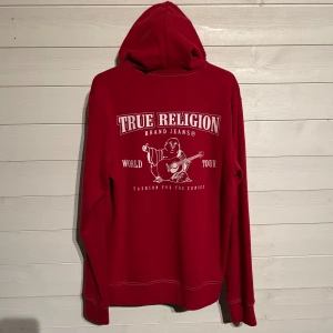 True Religion Tröja - Snygg röd zip tröja med vita detaljer. I storlek small