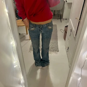 Lågmidjade bootcut jeans - Lågmidjade jeans med coola detaljer på fickorna, midjemått: 36cm, innerbenslängd: 85cm❤️ Lånade bilder från förra ägaren.