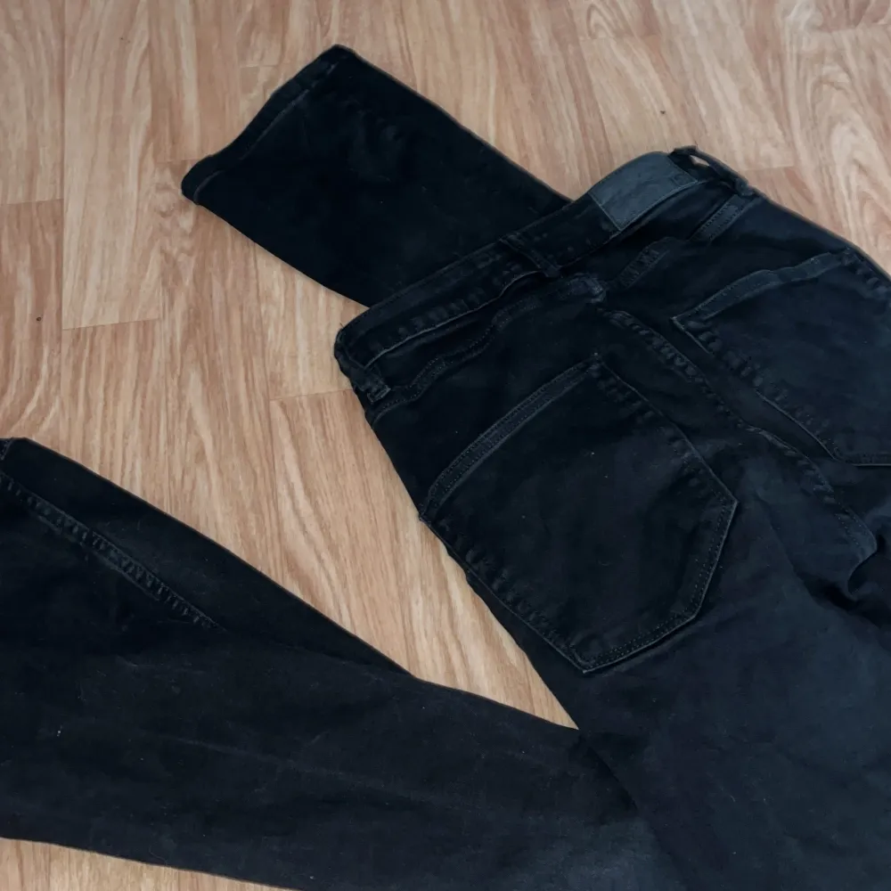 Svarta botcut jeans, använda ett antal gånger men i bra skick, för små för mig därför dom säljs annars sitter dom perfekt på någon som är 160-163. Jeans & Byxor.