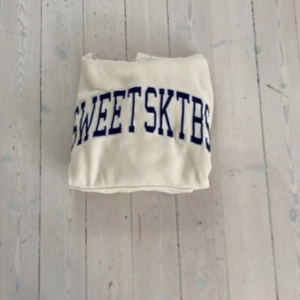 Hoodie Sweet Sktbs - Hoodie Sweet Sktbs Beige med blå text på bröstet.