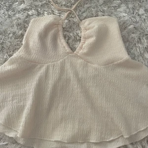 fest topp - super snygg topp som är öppen i ryggen, använd några gånger därav bra skick 💞