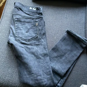 Dondup George stl 31 - Jeansen är i fint skick. Hör av er vi frågor och funderingar