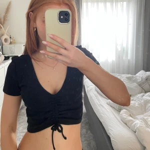 Toppar - Svart och vit topp mit dragsko✨