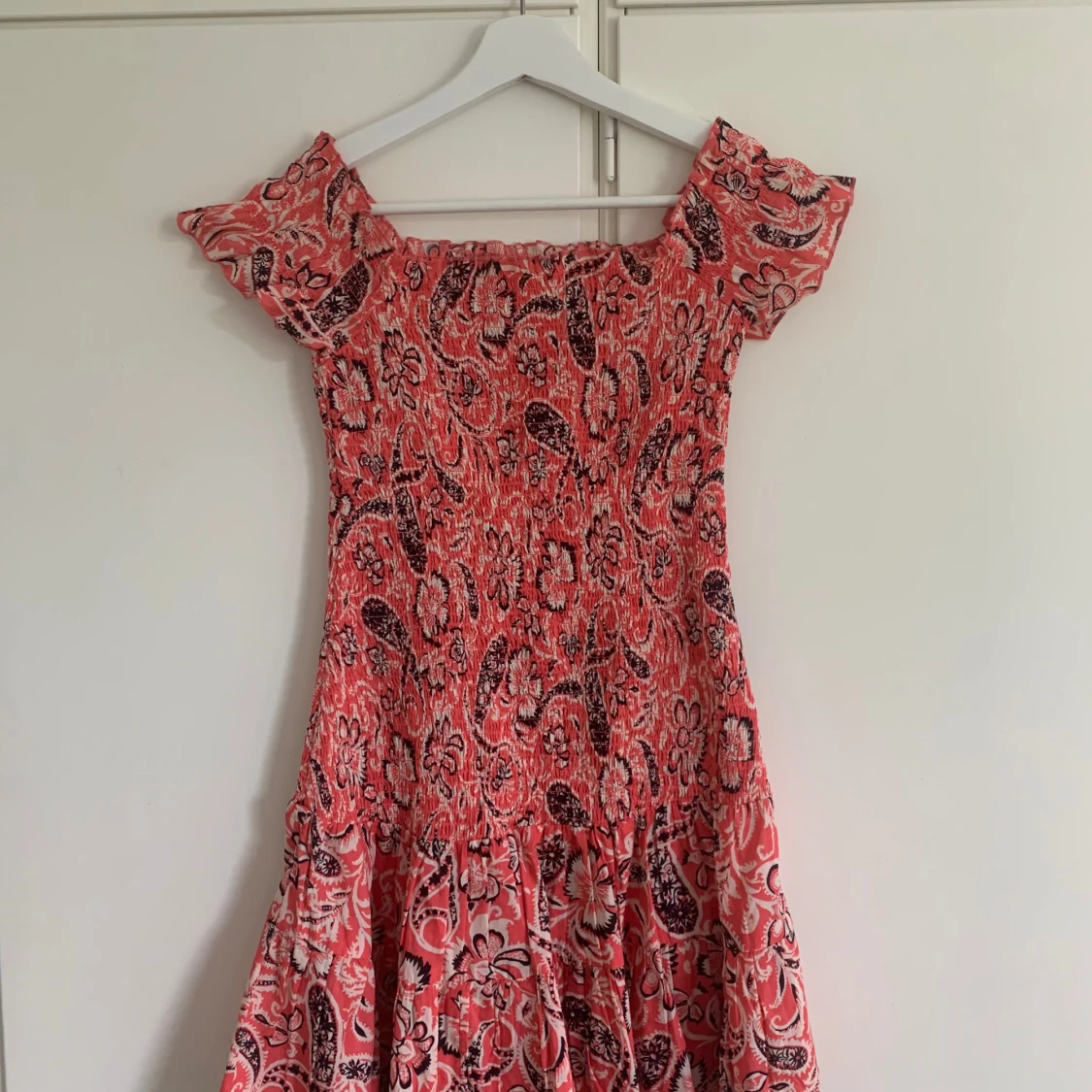 Mönstrad offshoulder klänning från MNG - 91