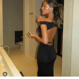 AVORA KLÄNNING  - Säljer denna otroliga klänningen ifrån ávora som ej säljs längre, endast använd två gånger. Nypris runt 2000kr. Klänningen passar både xs-s då materialet är stretchigt🙏🏼🤗