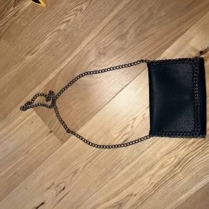 Väska - Axelremsväska från Ullared i mycket fint skick! Knappt använd😍