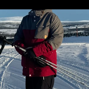 Skidjacka WearColour CLWR - Otroligt fin skidjacka i XL utan slitage knappt.  Måste ses, fler bilder kan skickas.