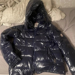 Moncler jacka - Moncler jacka tror storlek M eller L. Men passar mig som är M.  Perfekt föf vintern, pris kan diskuteras 