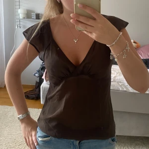 Topp  - Topp i snygg mörkbrun färg ifrån Filippa k. Storlek M men passar S bättre än M. Använd väldigt få gånger. Ny pris 800 kr. Mitt pris 250 kr men pris kan diskuteras! 