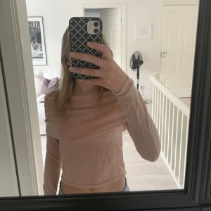Rosa offshoulder tröja från Zara - Säljer en superfin rosa offshoulder tröja från Zara. Tröjan är långärmad och har en mjuk, stickad känsla. Perfekt för att styla med jeans eller kjol för en avslappnad look. Pris går att diskuteras💕