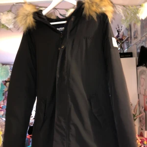 Svea vinter jacka - kappa - Super skön vinterjacka i nyskick  Dragsko i midjan finns på insidan Knappt använd alls, st M