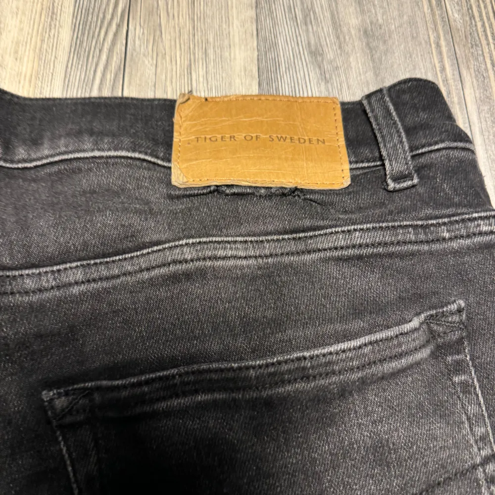 Tiger of Sweden jeans i bra skick som har en snygg och trendig färg som har en övergång med svart och grått. Säljer byxorna för 429kr då av ett lagat hål ( se bild 1). W33. Sitter långa på mig som är runt 182 cm lång.. Jeans & Byxor.