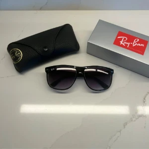 Rayban boyfriend  - Säljer nu de här tvär feta rayban solglasögonen till ett väldigt bra pris🫡🤩 De är helt nya och tvär snygga🌟🤩 (pris kan diskuteras)🤩