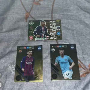 Säljer tre coola fotbollskort från FIFA 365 Limited Edition-serien. Kort med Kylian Mbappe, Lionel Messi och Kevin De Bruyne. Perfekt för samlare eller fotbollsfans!