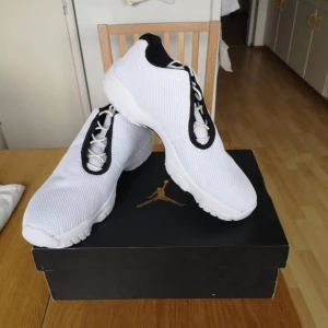 Air Jordan flight low - Helt nya. Säljs på grund av fel storlek. Orginal pris 3500kr.