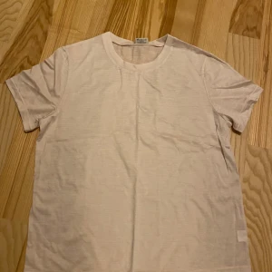 T-shirt, wool collection, Pierre Robert  - T-shirt, i ull, storlek Medium.  Aldrig använd så säljes i nyskick.  Tycker den är något genomskinlig för min smak. Kolla gärna in mina andra annonser för samfrakt!