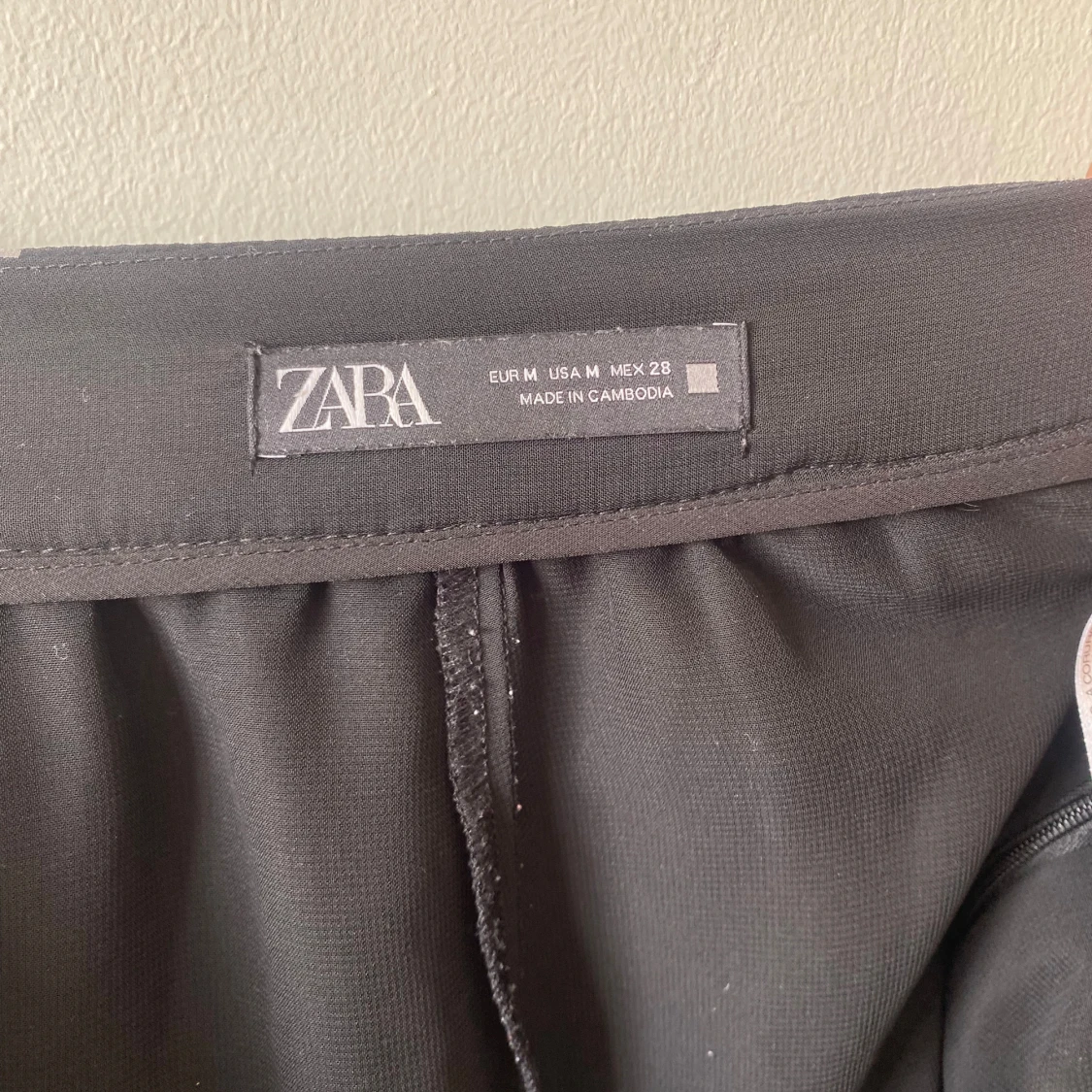 Svart prickig kjol från Zara - 92