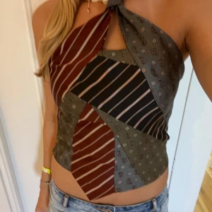 Slipstopp - Jättecool topp gjord av slipsar😍😍som i nyskick