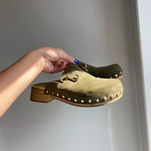 Träskor - Jättefina träskor med nitar, använda men fortfarande jättefina! 