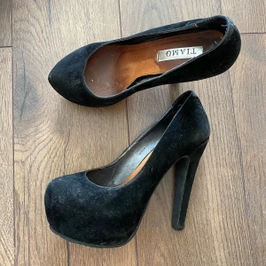 Pumps Klackskor - • Begangnade klackskor inköpta för att pyssla med och göra till något roligare men aldrig blivit av • Slitna till utseendet med sitter bra på fötterna, under sulan är de helt nya.  • Passar smala till normala fötter