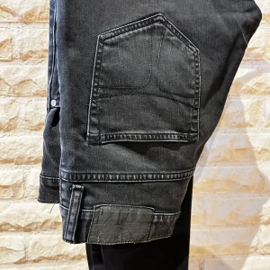 Svarta jeans från Tiger of Sweden  - Jeans från Tiger of Sweden