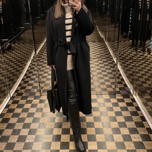 Filippa K Alexa - Säljer min Filippa K Alexa kappa storlek 38. Använd en gång 🩶 säljs pga flytt. Nypris nästan 10.000