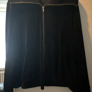 Svart jacka från Lindex - Säljer en svart jacka från Lindex i storlek L. Den har en dragkedja framtill och är perfekt för en stilren look. tröjan  är långärmad och passar bra till både vardag och fest.