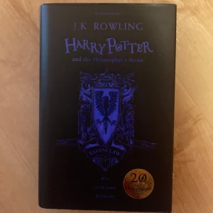 Harry Potter and the Philosophers Stone J.K Rowling - Harry Potter and the Philosophers Stone 20th anniversary edition Ravenclaw. Har tecken på slitage på skyddsomlaget som visas i annonsen. Inbunden.