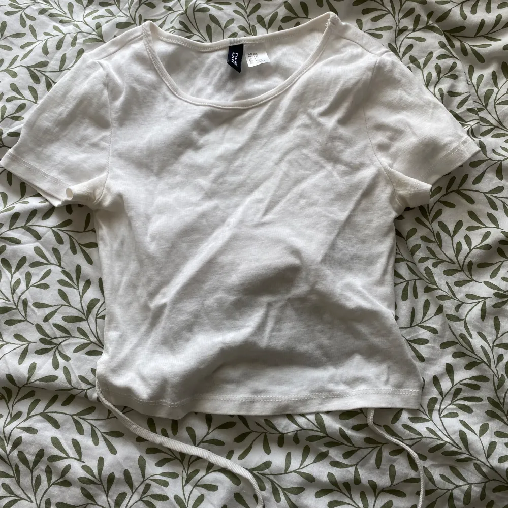 Så fin vit t shirt från hm i storlek xxs, den är lite öppen i ryggen som man kan se på bild 2 🫶🏻. T-shirts.