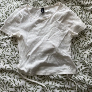 Vit T-shirt xxs  - Så fin vit t shirt från hm i storlek xxs, den är lite öppen i ryggen som man kan se på bild 2 🫶🏻