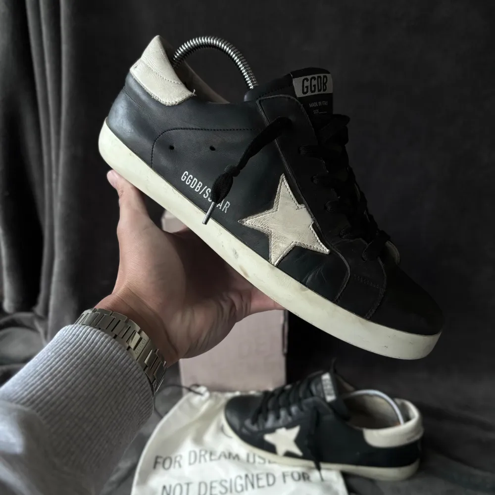 Golden goose superstar skor i fint skick🌟 | originalstorlek: 43 italian passar eu 43-44 , fråga om innermått vid osäkerhet om passform | ingår: äkthetskort | fraktar spårbart eller möts upp i Täby📍. Skor.