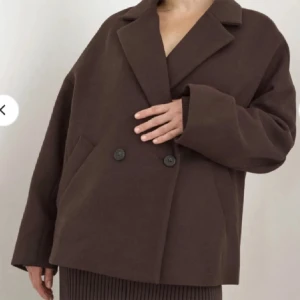 Höstjacka - Säljer denna nästan helt oanvänd kappa från lindex. Köpte den på plick förra året men använde den bara fåtal gånger. Skriv om ni vill ha fler bilder💕köpt för 550kr