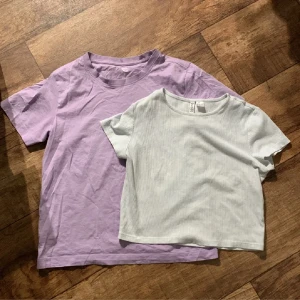 Två t-shirts - Den lila är från cubus i storlek S och den mintgröna från H&M storlek M. Den mintgröna har lite smink på insidan av tröjan men inget som syns utåt, annars inga defekter! Skriv om du har några frågor!❤️