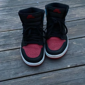 Jordan 1’s high blå och röd - Lite creasade, fläck bak, inköpta i japan, harajuku