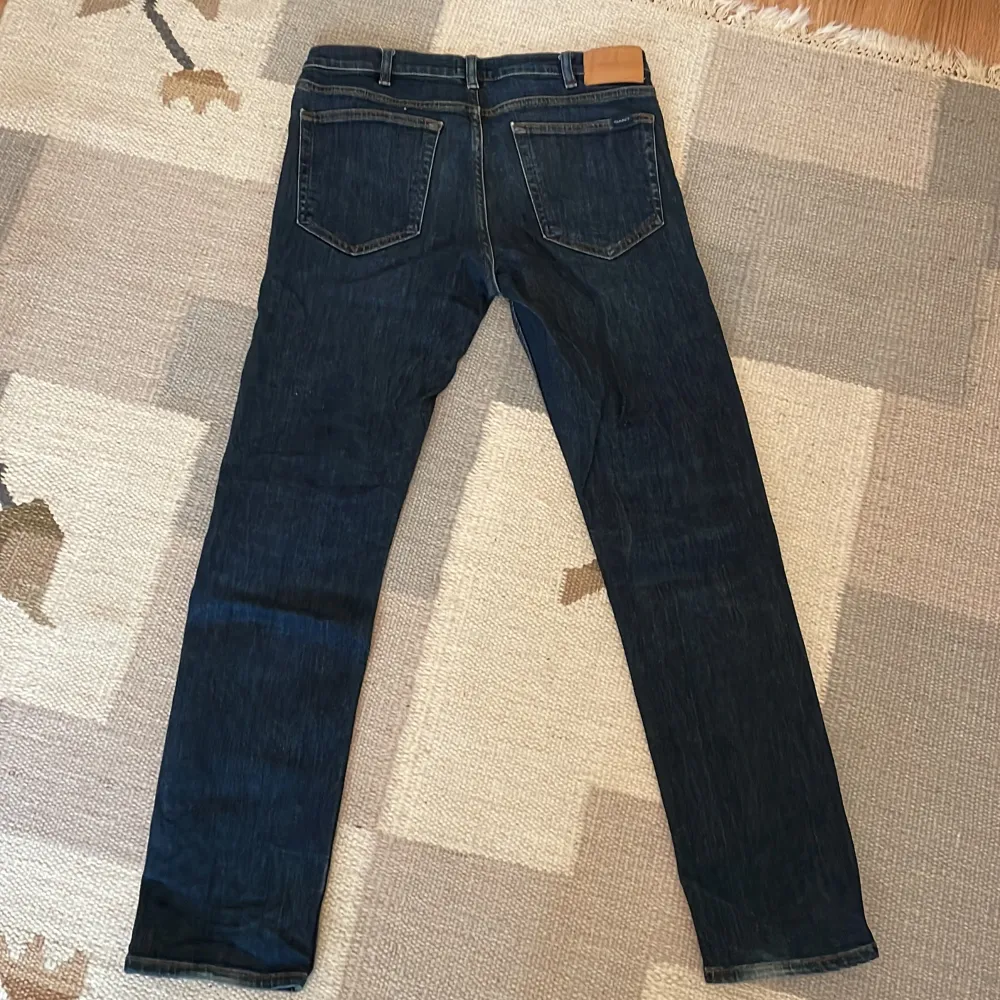 Ett par mörkblå gant jeans Straight fit storlek 32/32 Perfekta till hösten o passar till mycket🍂. Jeans & Byxor.