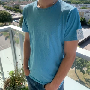 Replay tshirt - Väldigt fin och fräsch blå replay tisha. Den är i utmärkt skick. Storlek M och sitter som det. Modellen är 183 lång. Priset på denna är fast då det är pressat. Skicka görna frågor!