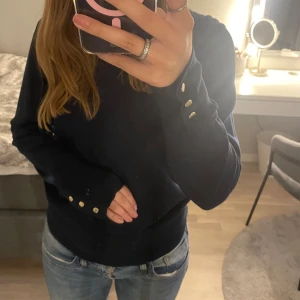 Tröja med knappar - Säljer denna jättefina tröja med knappar ifrån Lindex💕 tröjan är i nyskick då den nästan aldrig är använd. Storlek m, passar även om du vill ha en tröja i s. Nypris är 349kr. Hör av dig för fler bilder och info. 