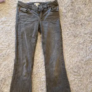 Säljer ett par grå jeans från Gina Tricot i storlek 152. De har en klassisk design med dragkedja och knapp framtill. Inga defekter.