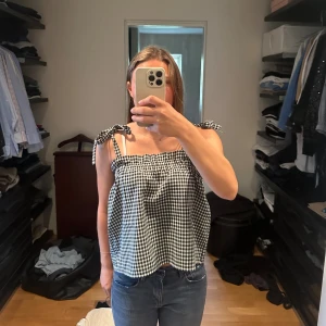 Topp - Säljer denna super trendiga topp som passar perfekt till sommaren. Säljer då jag inte använder den längre.