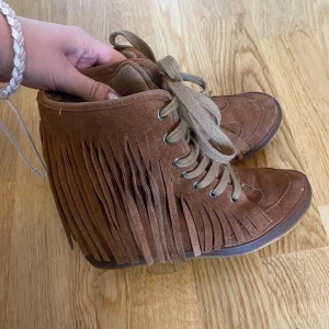 höst skor - säljer dessa super coola och snygga sneaker klackar från tiamo💞 fint skick på utsidan dock några trådar som lossnat men inget man tänker på, lite slitna på insidan men inget märkbart. Strl 36 men passar 37!! hör av er vid frågor 😘😘